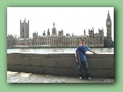 Alex em frente ao Parlamento e o Big Ben
