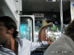 Sem camisa e usando um chapéu mexicano este homem tentava convencer o motorista a deixá-lo viajar no ônibus. Sua conversa não deu resultado e ele teve que descer.