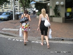 Gente descalça para tudo que é lado, uma cena muito comum em Sydney.