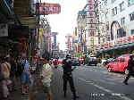 Chinatown, repare na máscara do guarda. Os altos níveis de poluição são uma marca registrada de Bangkok.
