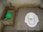 Um típico banheiro tailandês: você agacha, faz suas necessidades e depois se lava com a canequinha. SENSACIONAL!