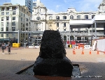 Em frente ao Shopping Westfield da Customs Street há uma escultura de um vulcão com direito a fogo e tudo mais